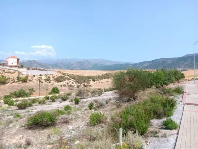 Exclusiva parcela en esquina con vistas panorámicas a Sierra