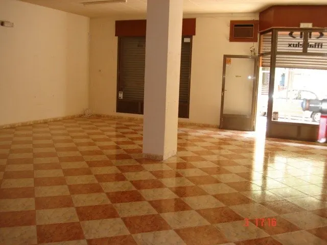 LOCALES COMERCIALES EN ZONA DE SERVICIOS TOTALMENTE ACONDICIONADOS — 4