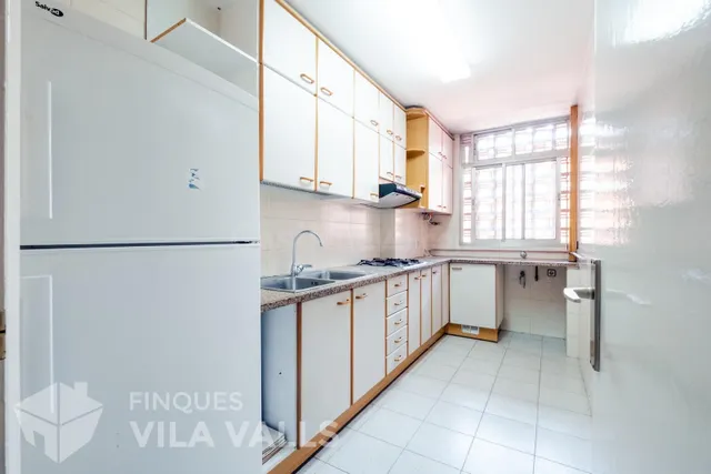 Piso totalmente exterior con balcón en una ubicación tranqui - foto 4