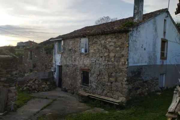 Casa de piedra para rehabilitar con gran finca en Meirás, Va - foto 4