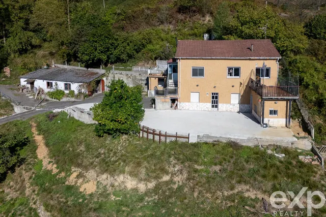 CASA CON FINCA DE 4.749 M2, COCHERA Y GRANERO EN SAN MARTÍN 