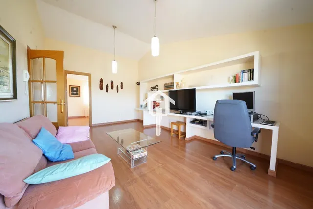 Chalet adosado con buhardilla en ciudad jardín de Alicante: garaje para 4 vehículos, terraza de 30m2 y piscina — 43