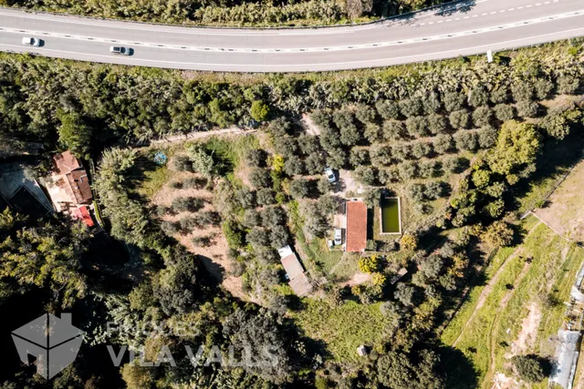 Finca rústica de 19.000 m2 con casa, olivos y pozo en Caldes