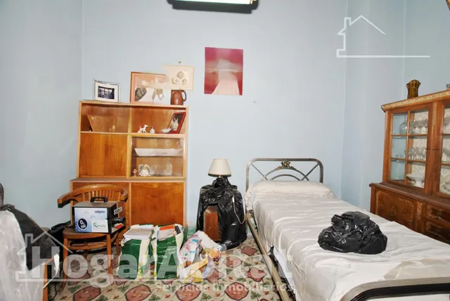 Amplia casa esquinera con terraza y trastero en el centro — 37
