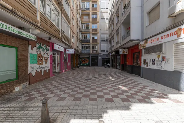 Amplio piso en Pedro Antonio de Alarcón — 37