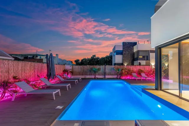 GRAN VILLA EN TORREVEIJA: 3 HAB, 3 BAÑOS — 12