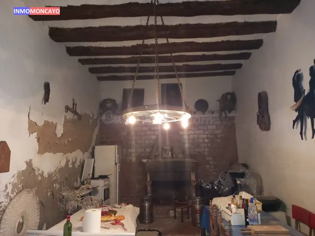 Se vende casa con solar anexo en el centro de Novallas - foto 2