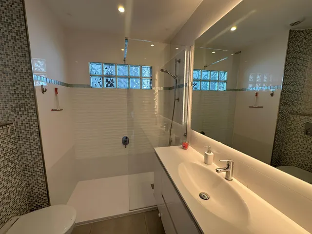1ª Línea Playa Fuengirola - Super Atico 2 Dormitorios, Vistas al mar y Piscina, Gran Terraza, Sauna — 18
