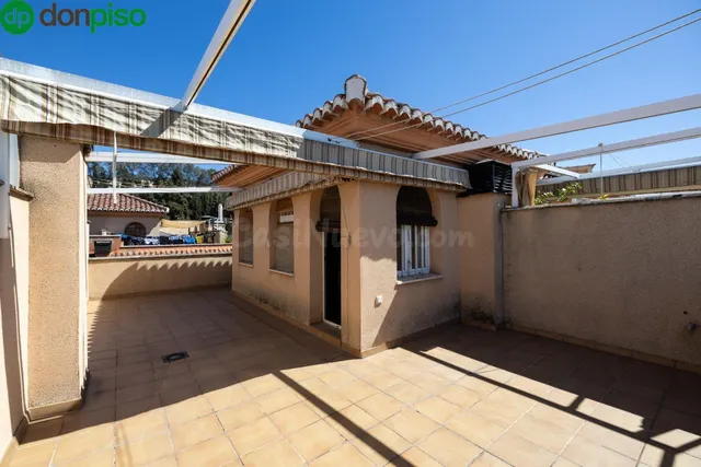 Espectacular casa unifamiliar en recinto cerrado en Granada 