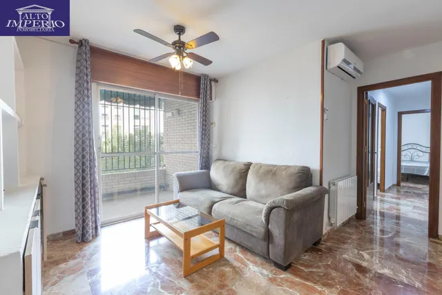 Piso en venta de tres dormitorios dos baños en urbanización 