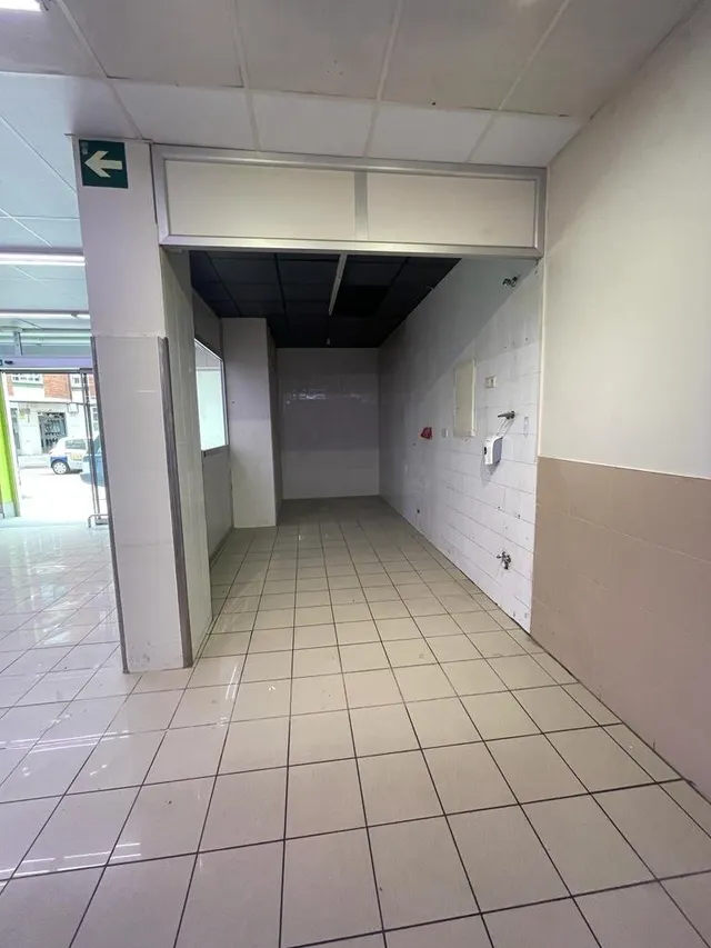LOCAL COMERCIAL  TOTALMENTE ACONDICIONADO — 10