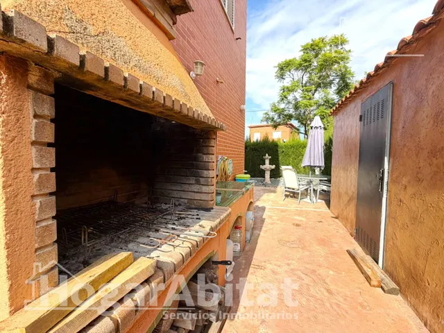 Privacidad y vida al aire libre en este exclusivo chalet con jardín, buhardilla y garaje en Masías — 17