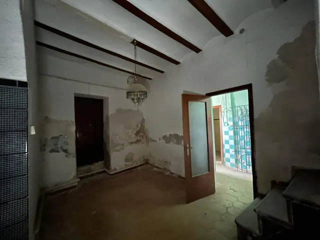 CASA ESQUINERA PARA REFORMAR — 14