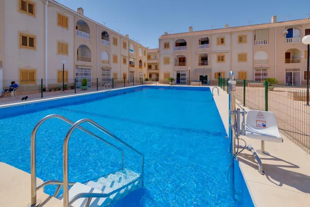 Apartamento de 3 dormitorios y piscina comunitaria en Acequion, Torrevieja — 21