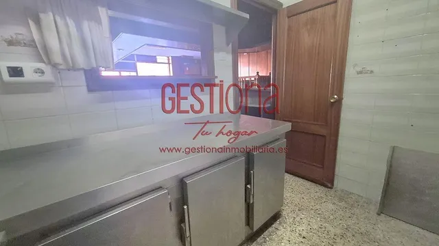 LOCAL COMERCIAL EN LA PENILLA. — 17