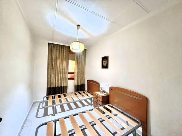 Amplio apartamento (aprox. 90 m2 - 2.ª planta) en primera línea de Playa del Acequión. Gran balcón con vistas al mar (suroeste), piscina comunitaria, cerca del centro, y directamente en la playa. — 19