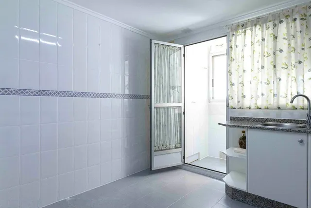 Amplia vivienda de 4 dormitorios con garaje, trastero y metro a pocos minutos — 11