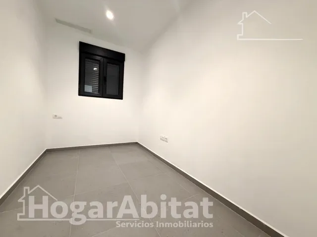 Estrena diseño y máxima eficiencia en esta moderna planta baja reformada con piscina y garaje — 18