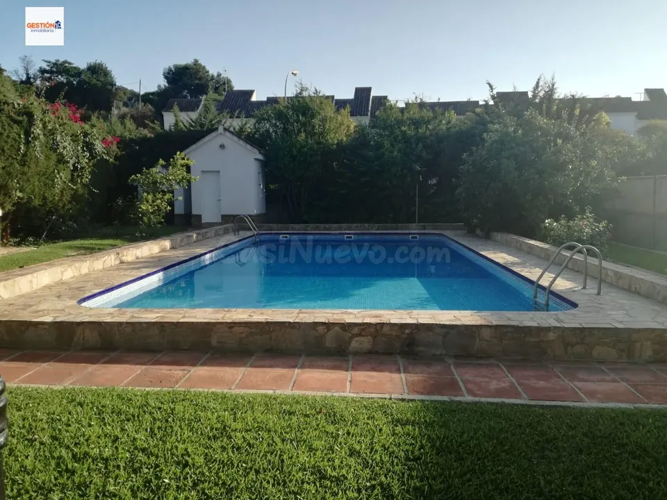 Casa independiente en parcela de 975 m2 con piscina