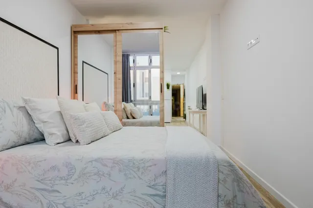Apartamento reformado y a estrenar con salida directa a Pase de Las Canteras - listo para entrar a vivir — 3