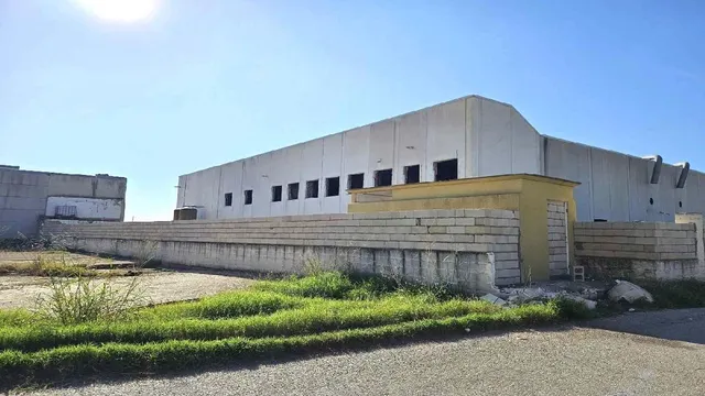 Se vende suelo industrial con nave — 17