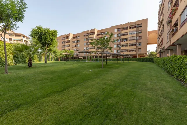 Amplio piso de 4 dormitorios en la prestigiosa urbanización Las Brisas – La Chana — 44