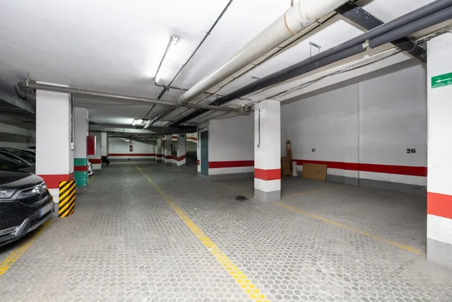 MAGNÍFICA COCHERA JUNTO PLAZA DE GRACIA. — 7