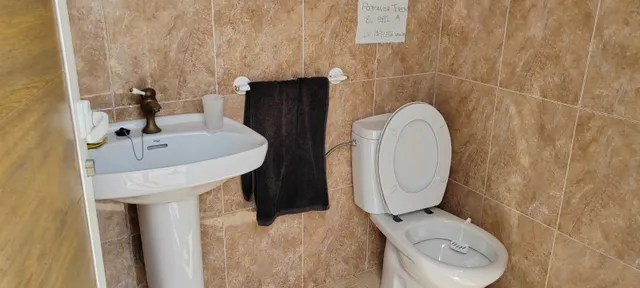 SE VENDE CHALET EN MUY BUENA ZONA PEGADO AL PUEBO Y A 20 MINUTOS DE ALICANTE — 25