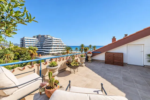 Exclusivo ático dúplex en parc de mar, frente al mediterráneo — 24