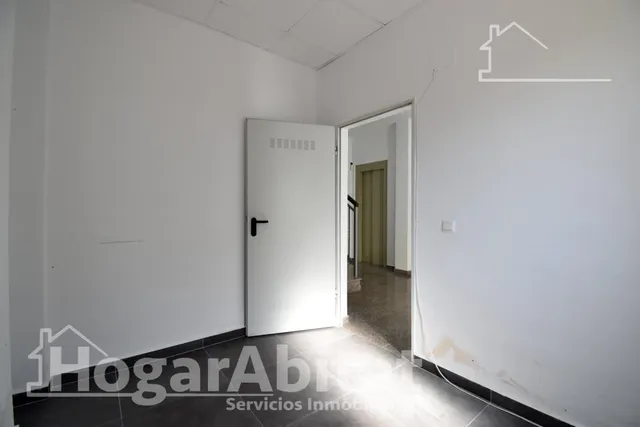 ¡GRAN OPORTUNIDAD! PAREADO REFORMADO, EXTERIOR CON TERRAZA Y ASCENSOR — 25