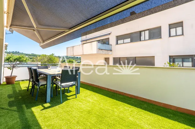 IMPECABLE VIVIENDA EN ESQUINA CON TERRAZA A nivel -PARKING Y