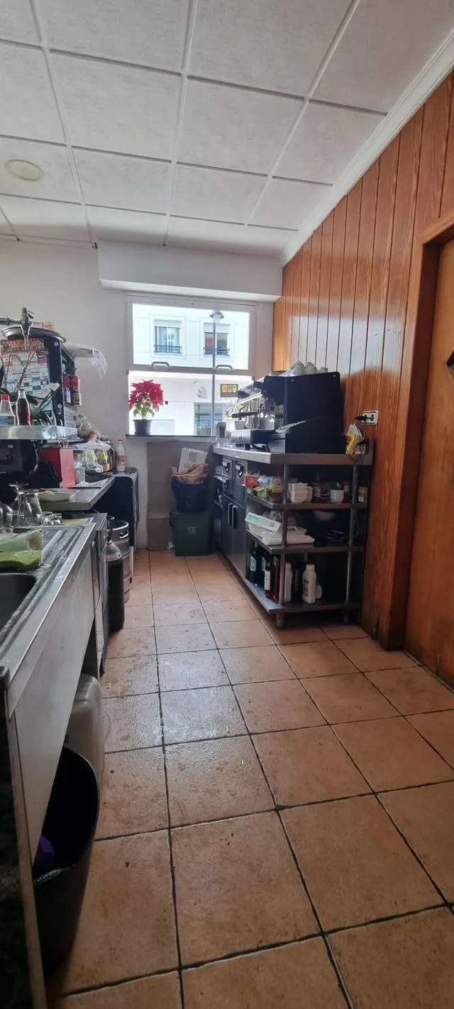 LOCAL COMERCIAL EN AVENIDA PRINCIPAL — 18