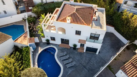 Casa moderna con cuatro habitaciones, piscina y garaje