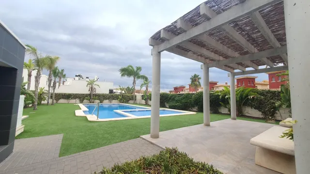 PRECIOSO Y LUJOSO QUAD CON PISCINA COMUNITARIA Y GARAJE PRIV