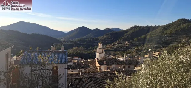 CASA DE DOS PLANTAS EN SELLA CON BUARDILLA — 37
