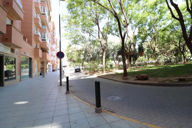 Local Comercial Insonorizado en Plaza Gaudí, Almería. — 2