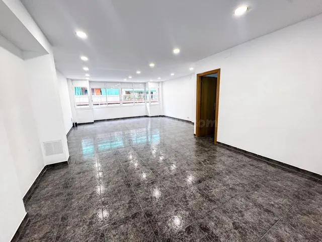 ¡OPORTUNIDAD ÚNICA! - GRAN ESCAPARATE Y DOBLE ORIENTACIÓN - foto 3