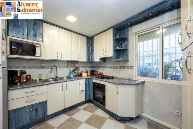 Casa con estupenda ubicación en Armilla. avenida de los ogíjares — 13