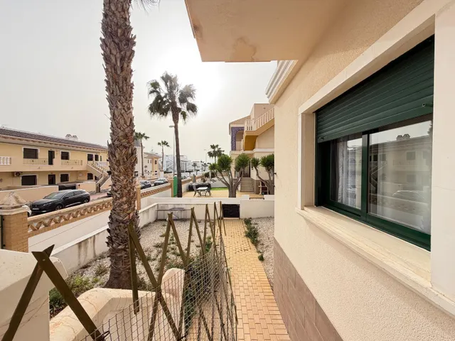 BUNGALOW EN PLANTA BAJA EN ROJALES CON JARDÍN DE 90 M2. 2 DORM. 1 BAÑO. SUPERFICIE DE 75 M2. PISCINAS COMUNITARIAS. — 36