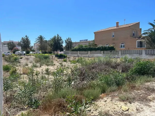 Exclusiva parcela en Almerimar. calle Gaza.