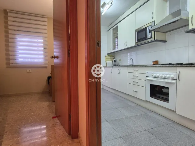 Dúplex con encanto de casa independiente, 4 dormitorios y terraza de 20 m2. — 11