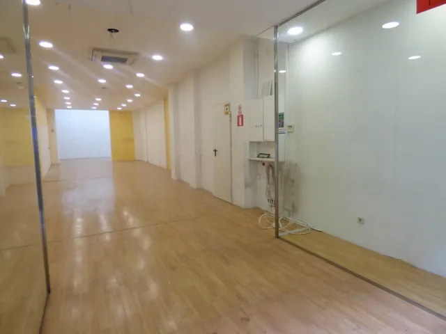 LOCAL COMERCIAL EN ALQUILER EN PLENO CENTRO DE MANRESA — 4