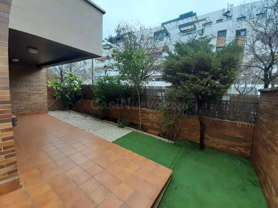 ESPECTACULAR PISO DE ALQUILER CON GRAN PATIO PRIVADO, PISCINA, COCHERA Y TRASTERO