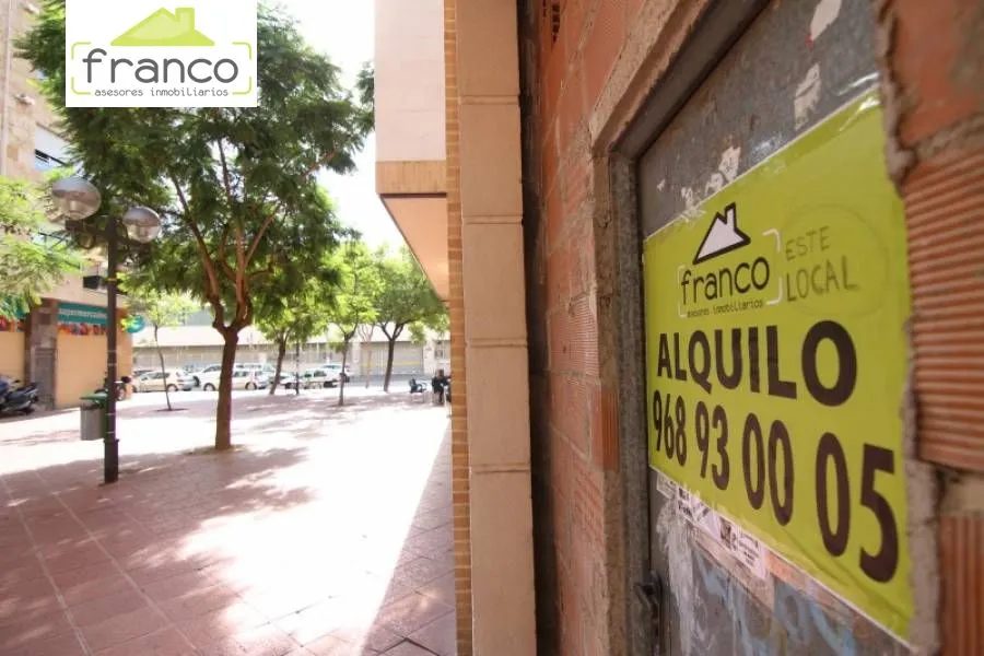 Pequeño Local en zona de mucho  Paso