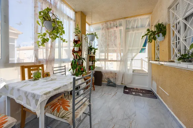 Bungalow planta alta reformado, en residencial con piscina comunitaria — 9