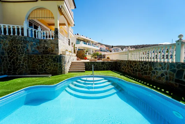 Elegante villa de 4 dormitorios en Arguineguín | Vistas panorámicas al mar, gran parcela y un potencial excepcional! — 12