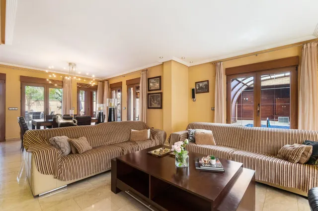 Impresionante villa de 620 metros con piscina, sotano, bodega y GYM!!! — 22