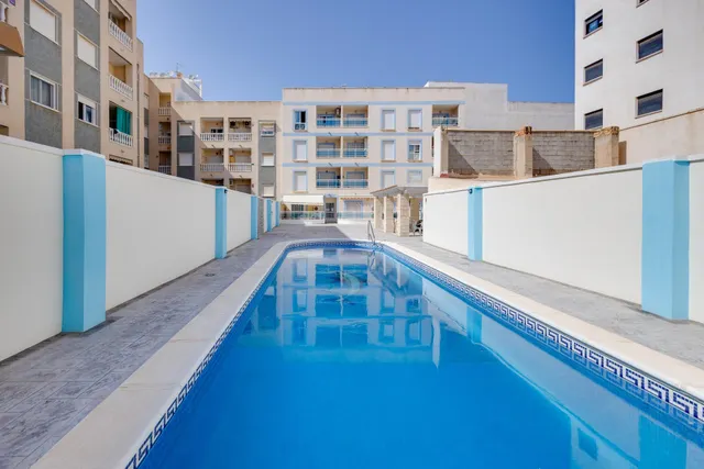 Apartamento de dos dormitorios con piscina comunitaria en el centro de Torrevieja — 9