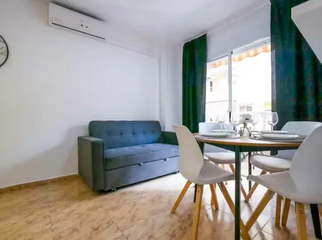 Apartamento con balcón, Alicante, Torrevieja. 2 habitaciones, 51 m2, 700 metros del mar — 4