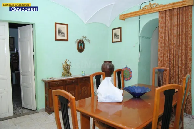 VIVIENDA CON PATIO, GARAJE Y AMPLIAS POSIBILIDADES - foto 3